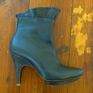 Stunning Farage navy leather ankle boots | Made in Italy
